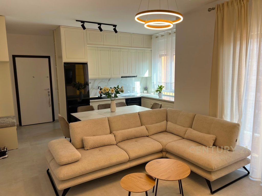 Ofrojme apartament 2+1+2 prane Shkolles se Kuqe!