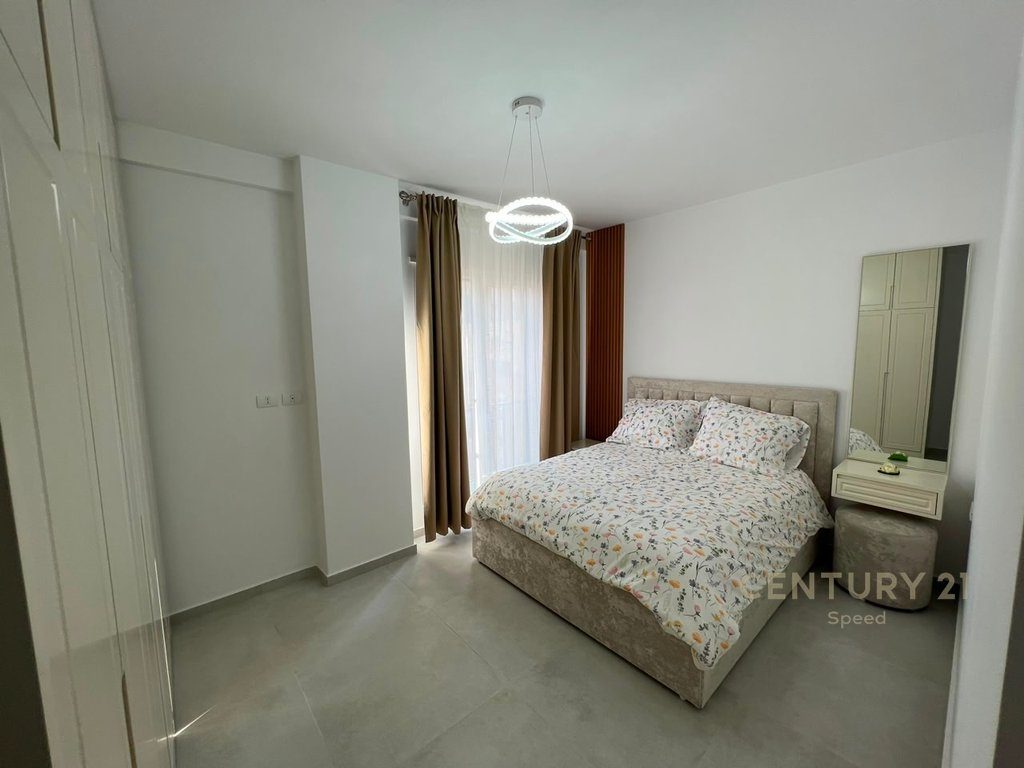 Ofrojme apartament 2+1+2 prane Shkolles se Kuqe!