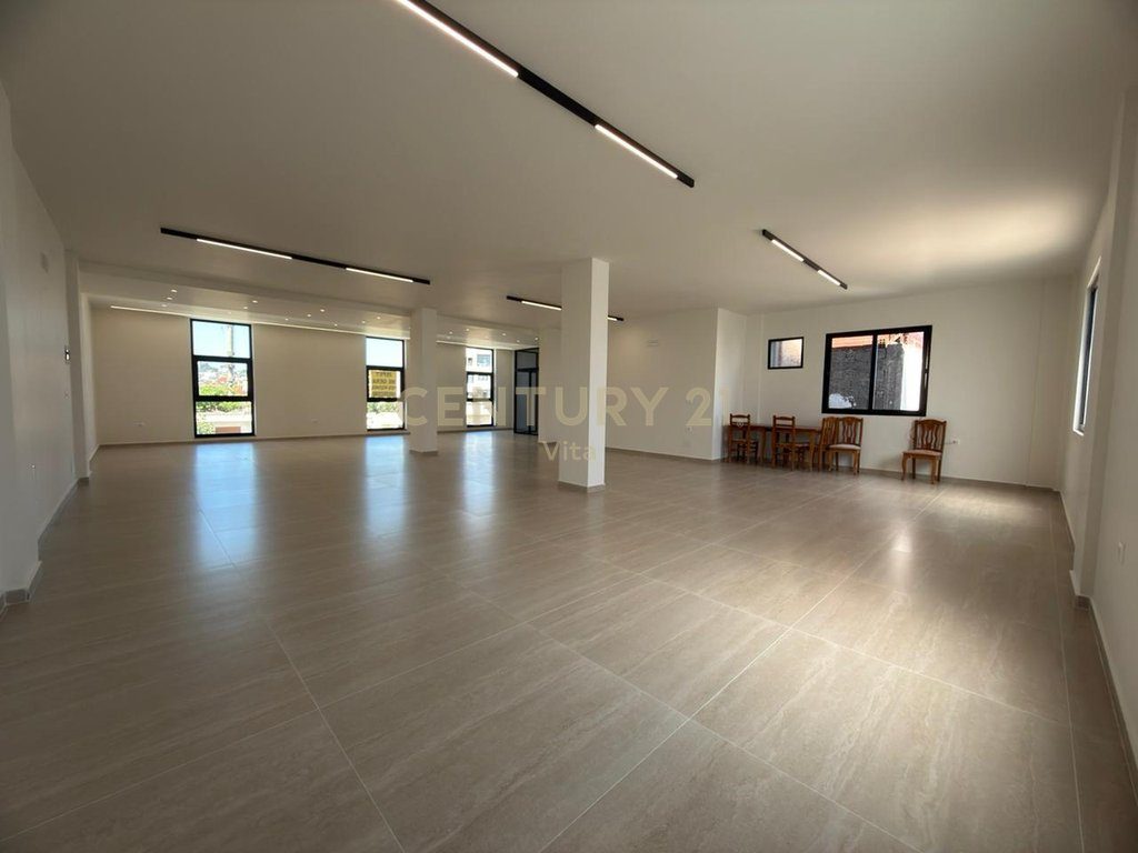 JEPET AMBIENT ME QIRA BUZE RRUGE TEK TREGU INDUSTRIAL ,DURRES  180M2 !!