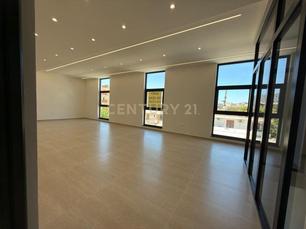 JEPET AMBIENT ME QIRA BUZE RRUGE TEK TREGU INDUSTRIAL ,DURRES  180M2 !!