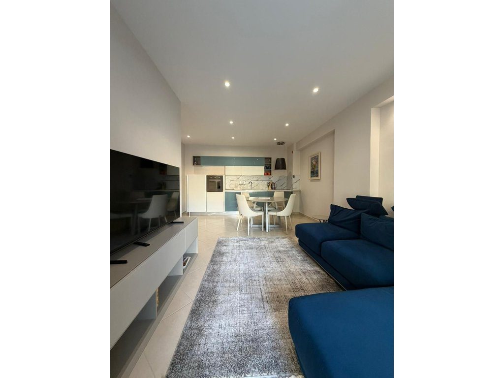 🌊 Vetëm 500 m nga Lungomare & Vlora Marina – Apartament i Mobiluar në Bulevard