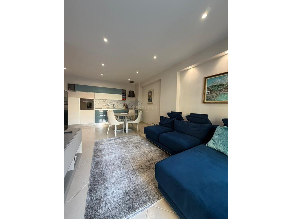 🌊 Vetëm 500 m nga Lungomare & Vlora Marina – Apartament i Mobiluar në Bulevard