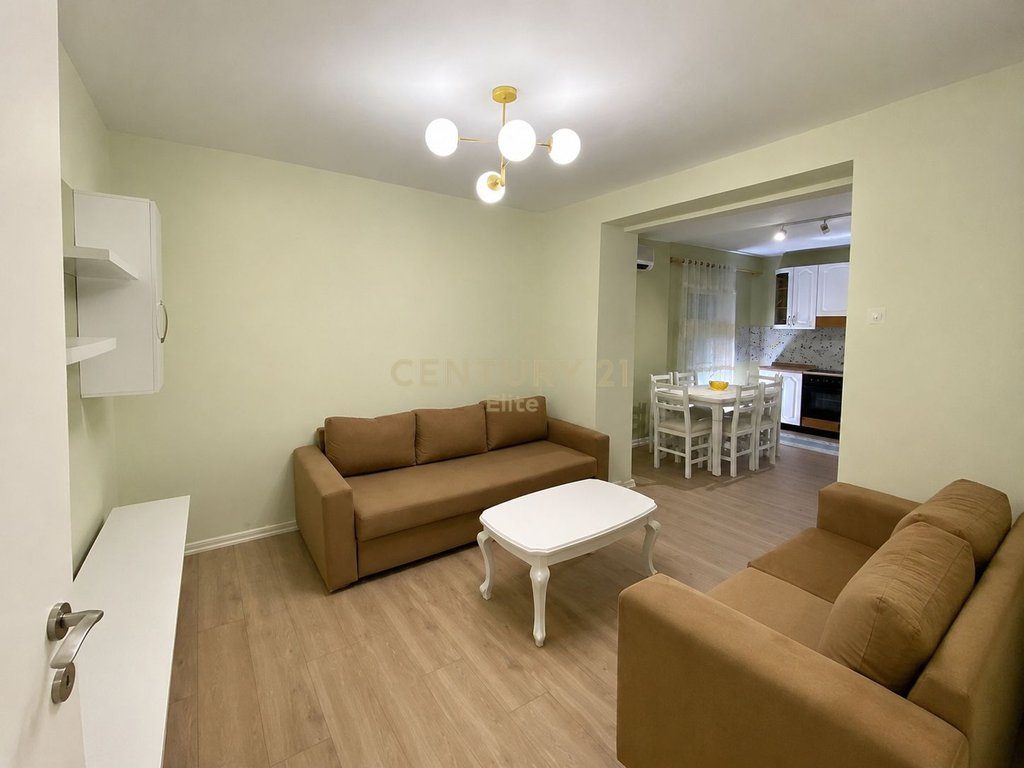 Jepet me qira apartament 3+1 ne Xhamllik!
