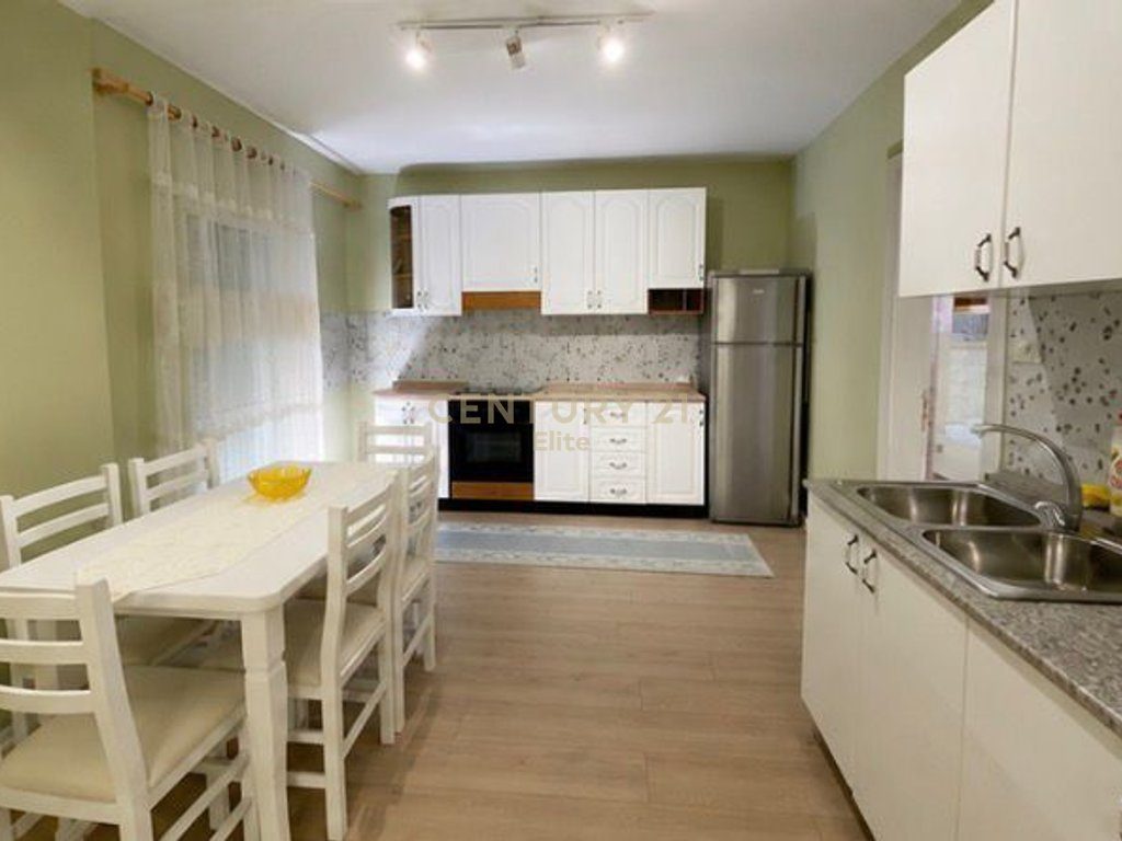 Jepet me qira apartament 3+1 ne Xhamllik!
