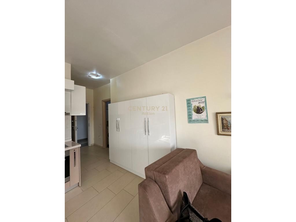 Jepet me qira super studio per banim, mbrapa Raiffaisen bank, Astir.