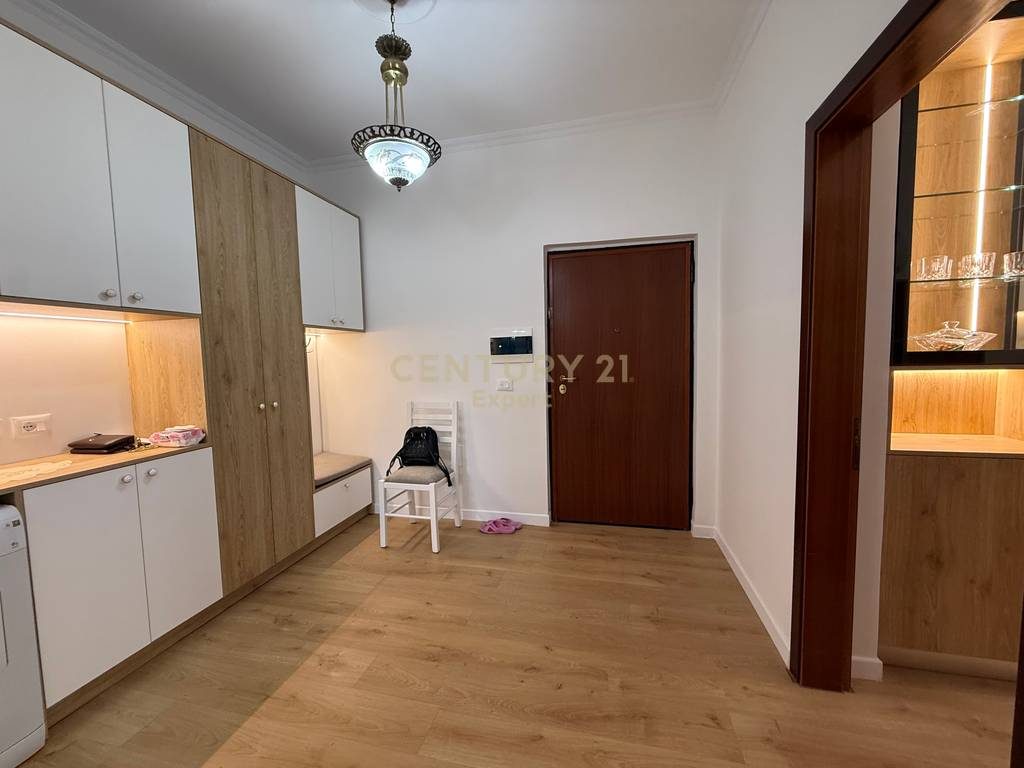 APARTAMENT 2+1 GARAZH PER QIRA NE RRUGEN KONGRESI I MANASTIRIT!