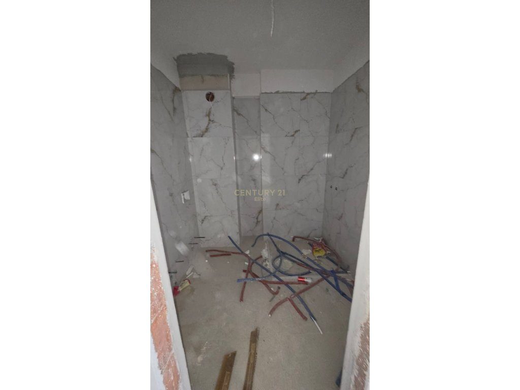 Shitet, Apartament 1+1 te Kompleksi Kinoblock ne Porcelan!