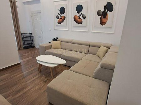 Apartament 1+1 i konvertuar 2+1 në Vijë të Parë me Detin,Pamje Panoramike Plazh Durres