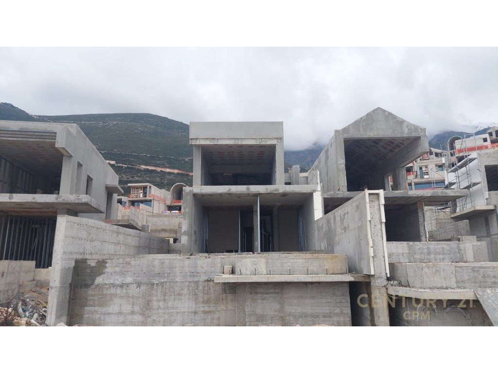 Vilë 3 kateshe me pishine në shitje në Green Coast - 990,000€