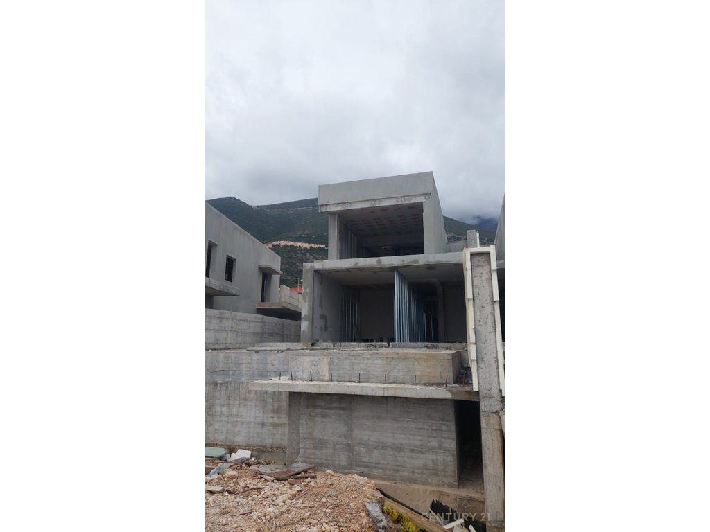 Vilë 3 kateshe me pishine në shitje në Green Coast - 990,000€