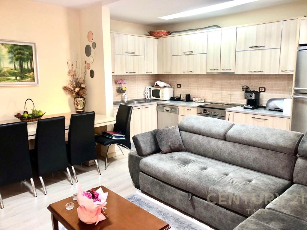 Apartament 2+1 per qira te Komuna e Parisit