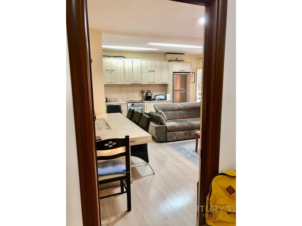 Apartament 2+1 per qira te Komuna e Parisit