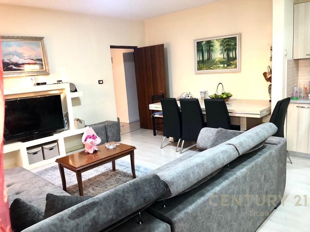 Apartament 2+1 per qira te Komuna e Parisit
