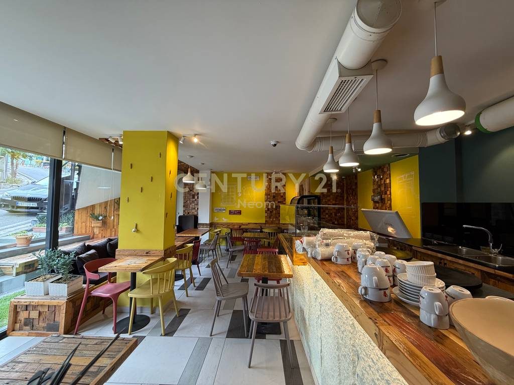 SHITET BAR-RESTORANT, TE KODRA E DIELLIT, PRANE ALBANIA COLLEGE!