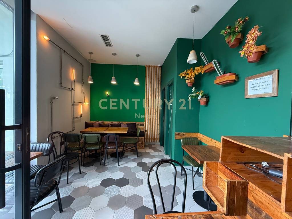 SHITET BAR-RESTORANT, TE KODRA E DIELLIT, PRANE ALBANIA COLLEGE!