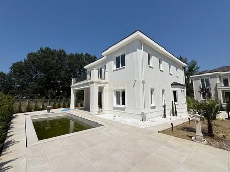 Për Qira - Vilë Luksoze me Pishinë në Rolling Hills 2 Luxury Residences