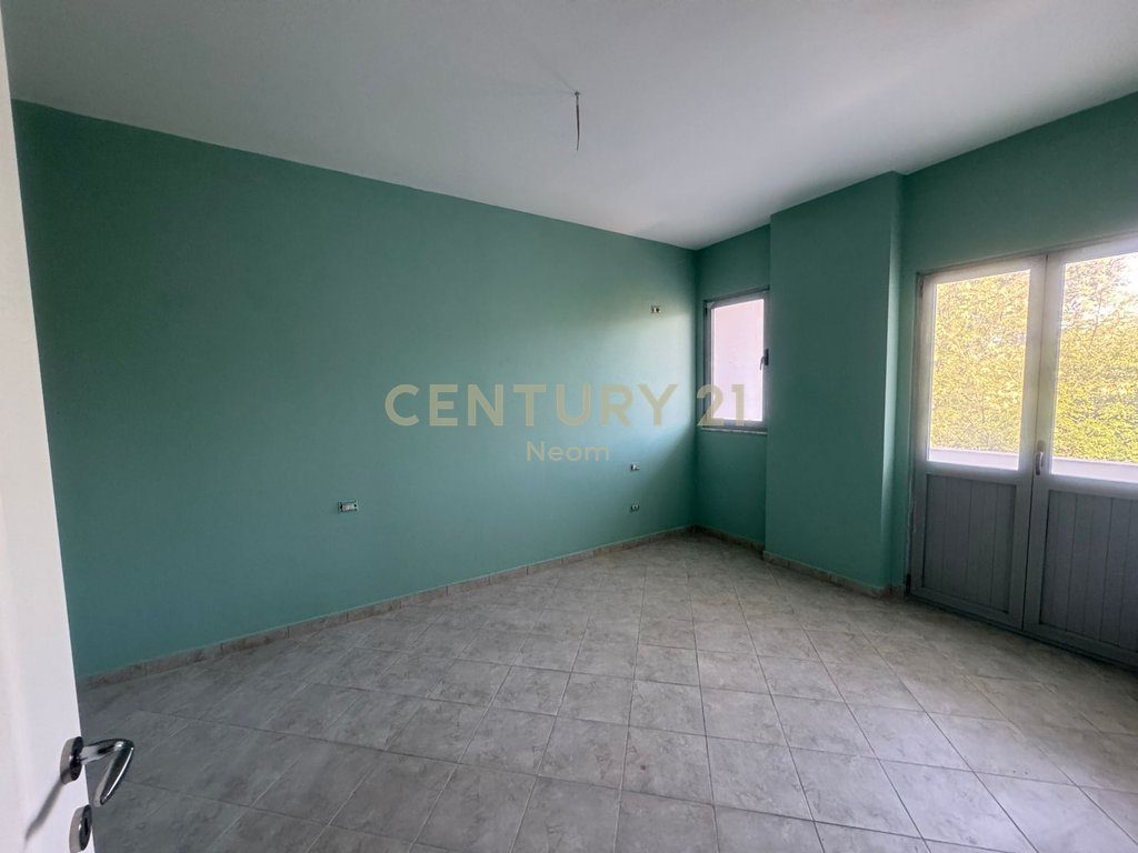 Shitet Apartament 2+1 Bulevardi Ri Astir.