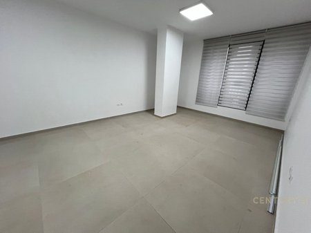 JEPET ME QIRA GODINE 3000 M2+15 POSTE PARKIMI, PORCELAN!