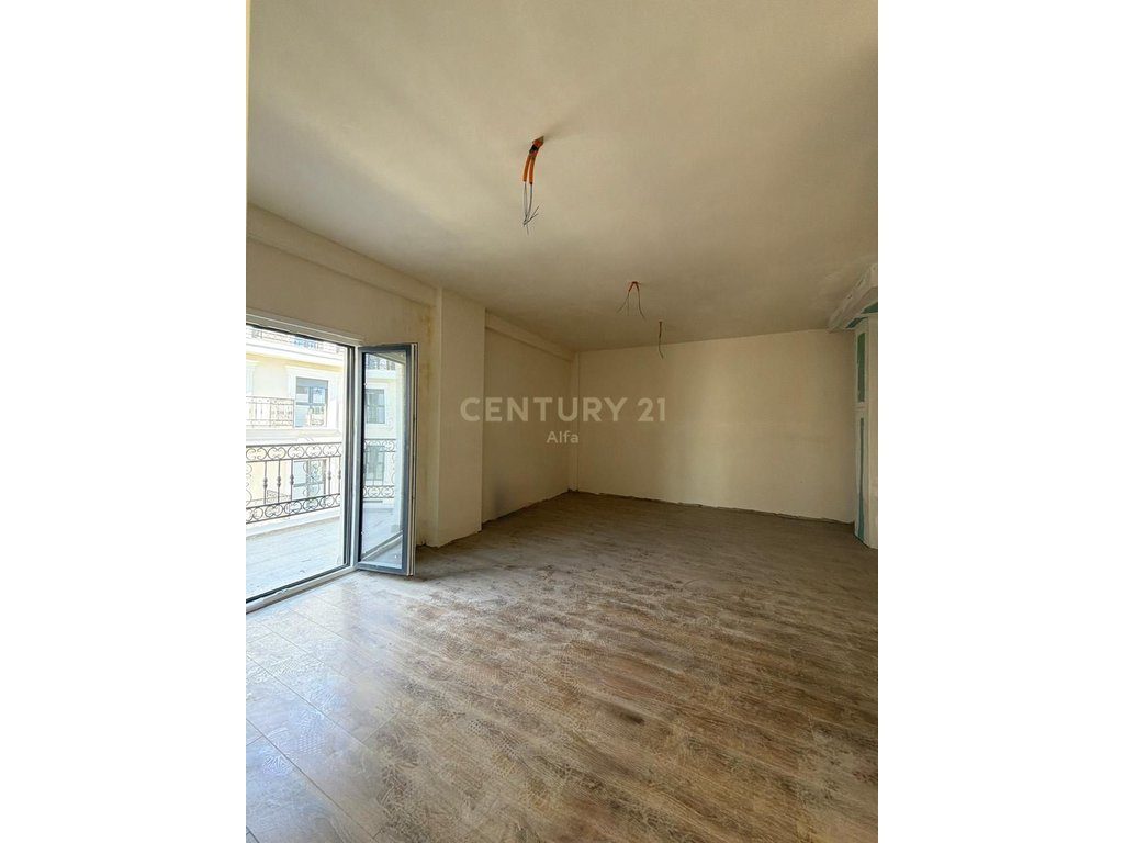 Shitet apartament 2+1+2 tualete tek Porta e Re,Mjullbathore!
