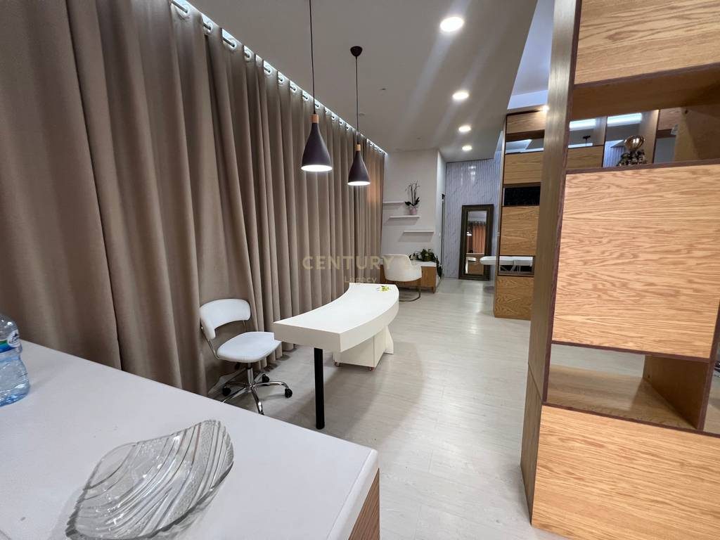 Ambient Komercial per Qira tek Pallati me Shigjeta