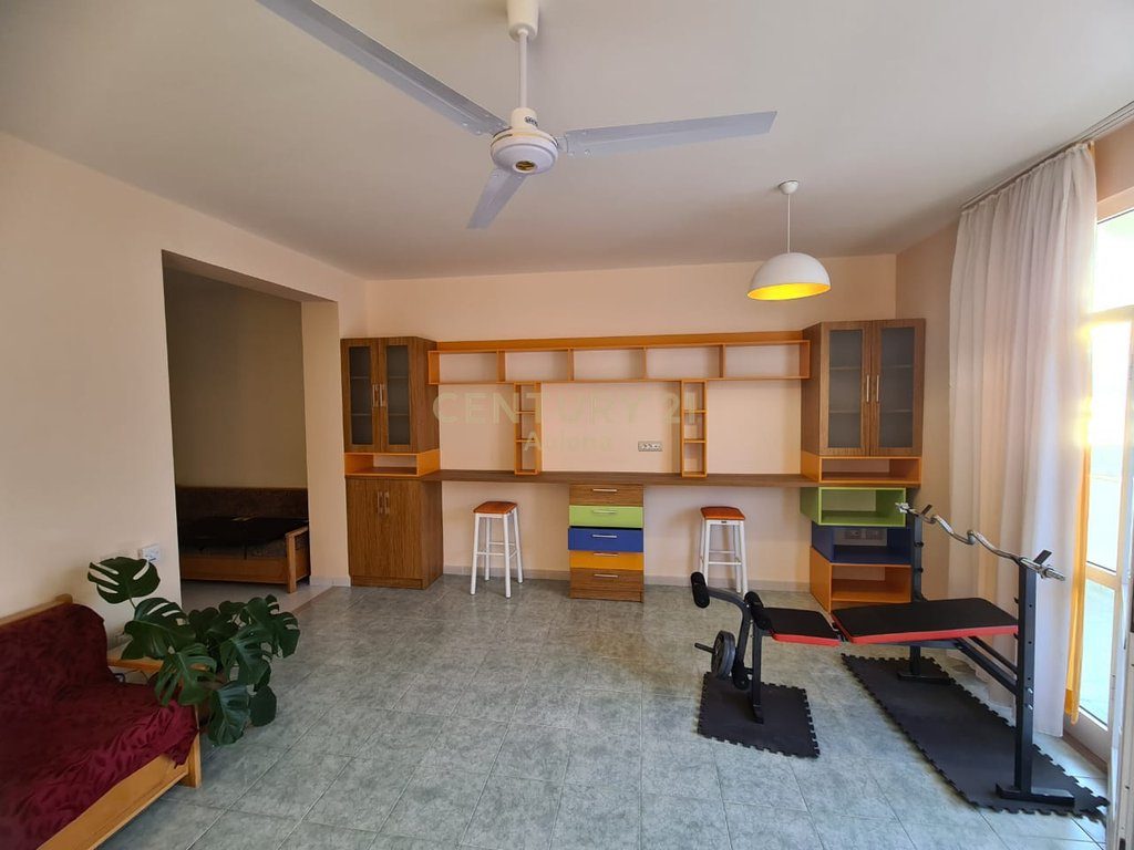 APARTAMENT I BOLLSHEM ME QERA PRANE UNIVERSITETIT NE SKELE