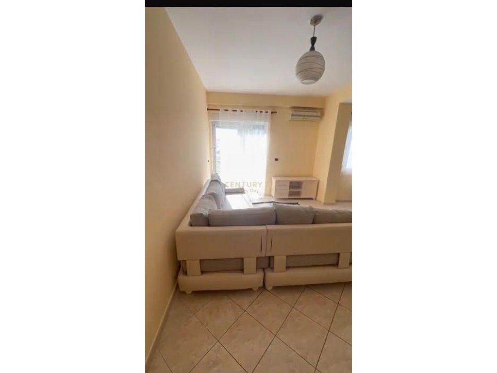 Jepet me qira apartament 1+1  STACIONI TRENIT, Durres