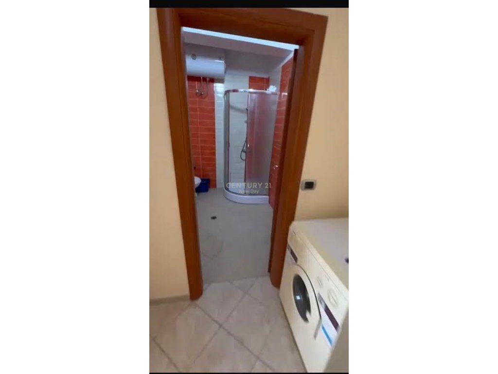 Jepet me qira apartament 1+1  STACIONI TRENIT, Durres