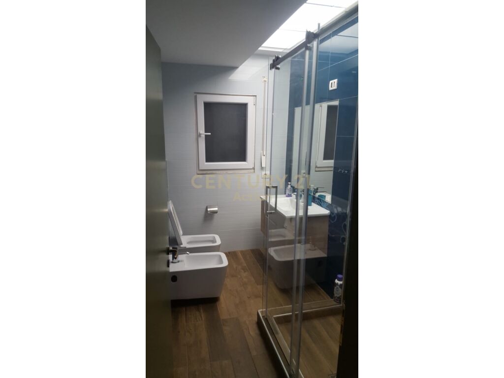 ✨ Jepet me qira apartament modern 2+1 pranë Liqenit të Thatë, në fund të rrugës Peti.