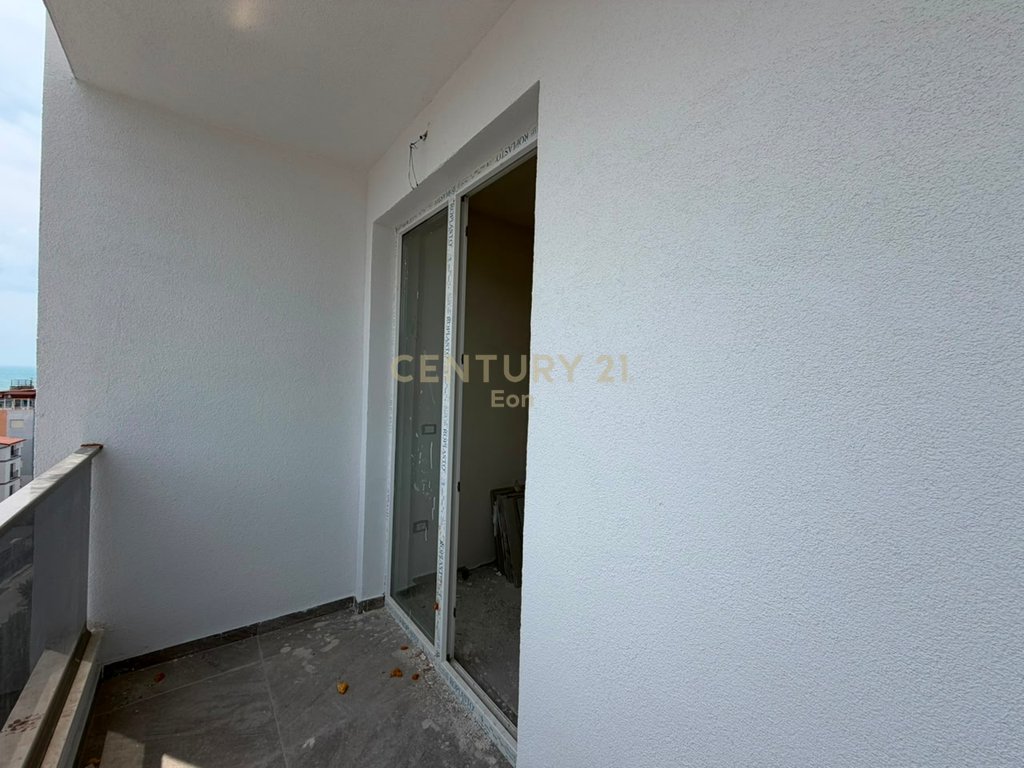Shitet Apartament 1+1 Pamje Anesore Deti, Ndertim i Ri, Golem !