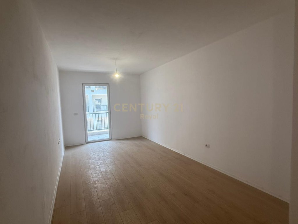 Shitet apartament 1+1 në Kombinat