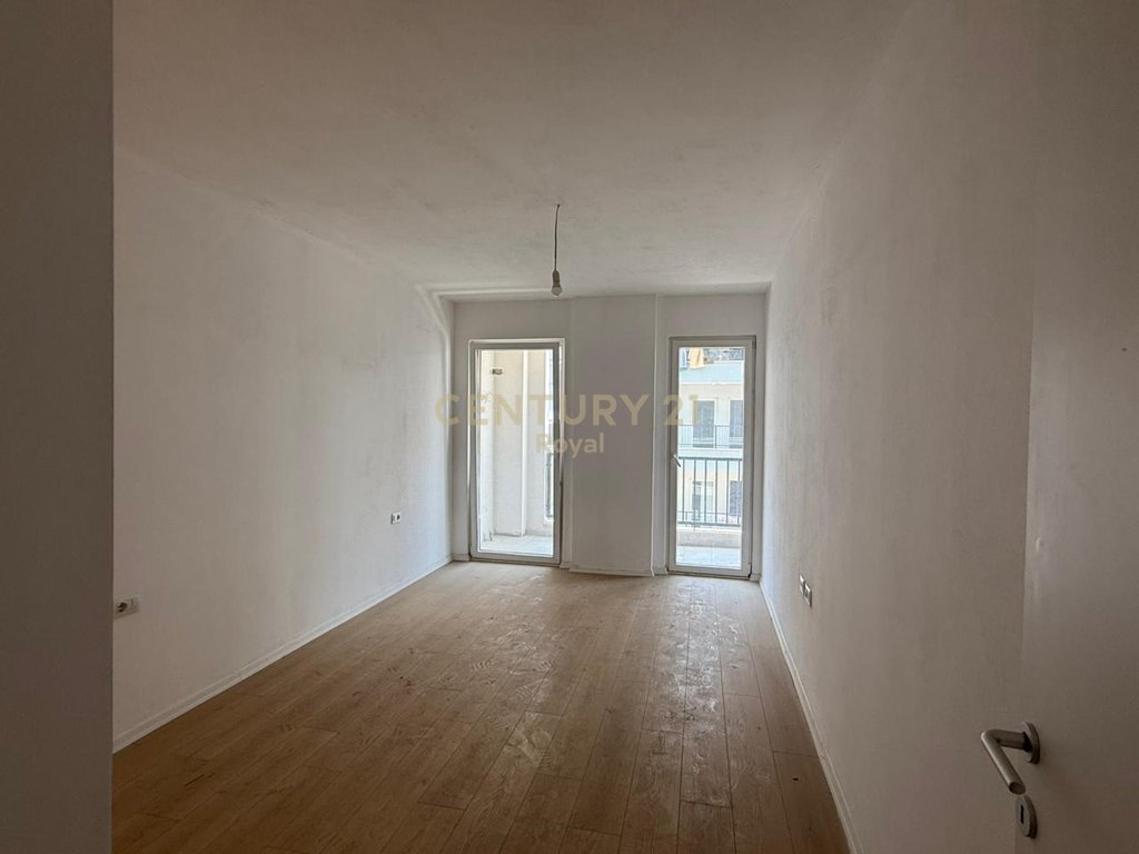 Shitet apartament 1+1 në Kombinat