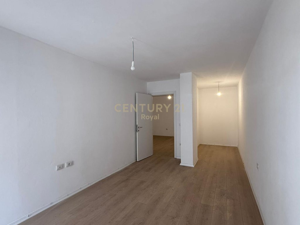 Shitet apartament 1+1 në Kombinat