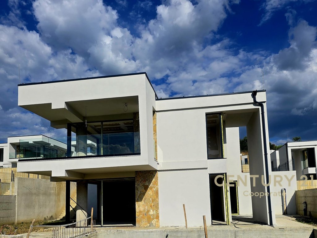 SHESIM VILË ME PISHINË DHE OBORR - FARKË E VOGËL, TIRANË