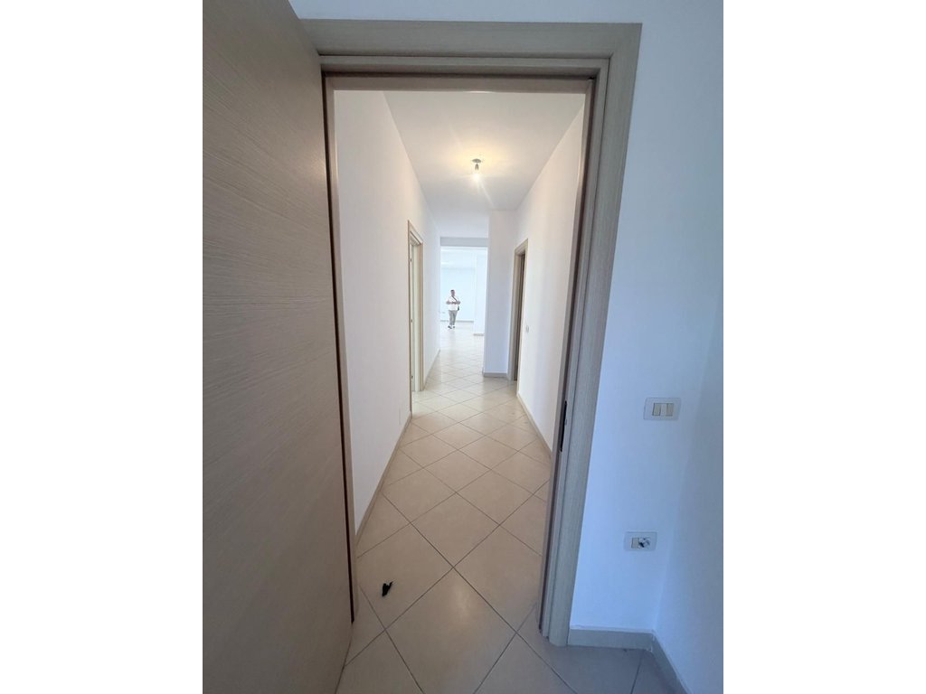 SHITET APARTAMENT 2+1 ME MUNDËSI NDARJEJE NË 2 APARTAMENTE 1+1 – TEK 21 DHJETORI!