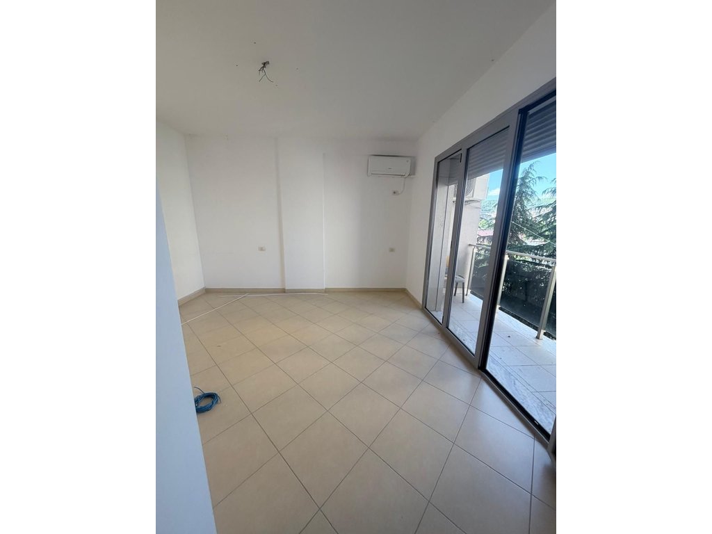 SHITET APARTAMENT 2+1 ME MUNDËSI NDARJEJE NË 2 APARTAMENTE 1+1 – TEK 21 DHJETORI!