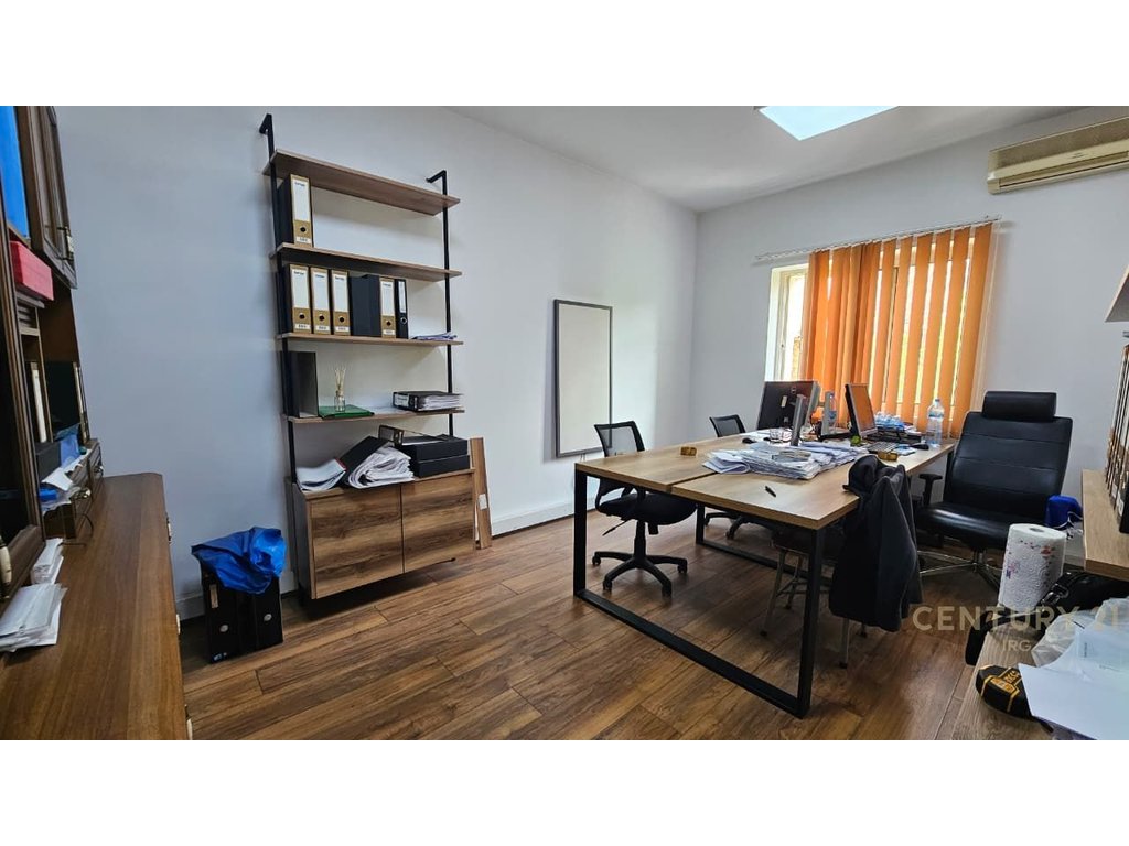 Jepet me qira ambient për zyra pranë Komunës së Parisit