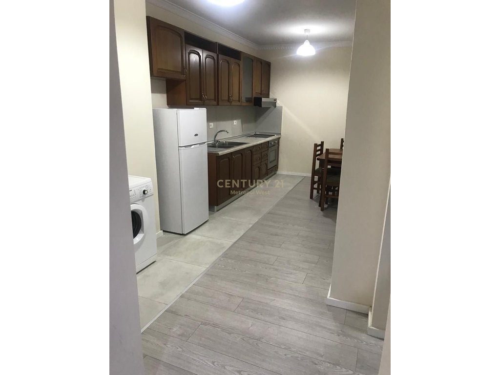 Jepet me qera apartament 1+1 dhe 1 post parkimi mbi kompleksin Grand tek Tregu Elektrik