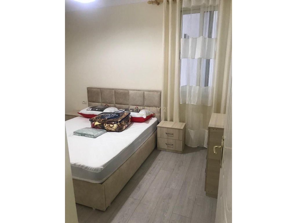 Jepet me qera apartament 1+1 dhe 1 post parkimi mbi kompleksin Grand tek Tregu Elektrik