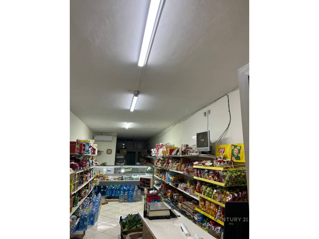 Ambjent komercial per shitje tek Komuna e Parisit