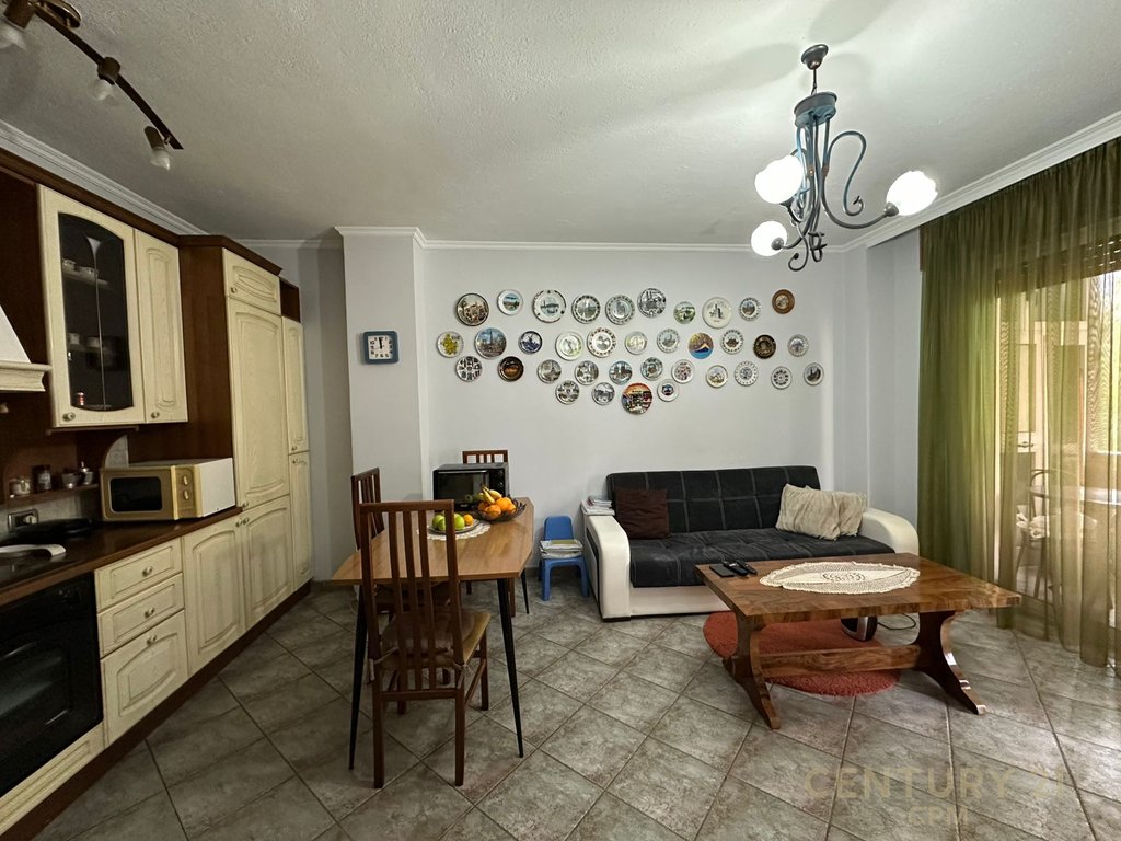 Apartament 2+1 Per Qira Tek Rruga E Kavajes!