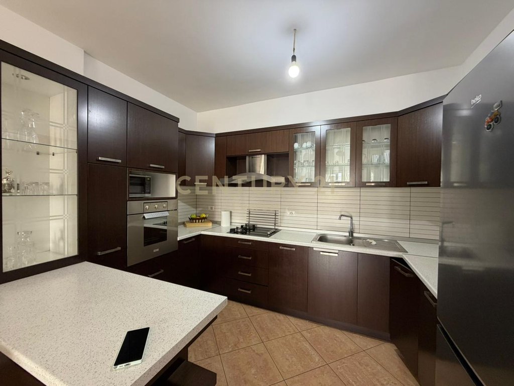 PËRBALLË KRISTAL CENTER, APARTAMENT 2+1 ME QIRA