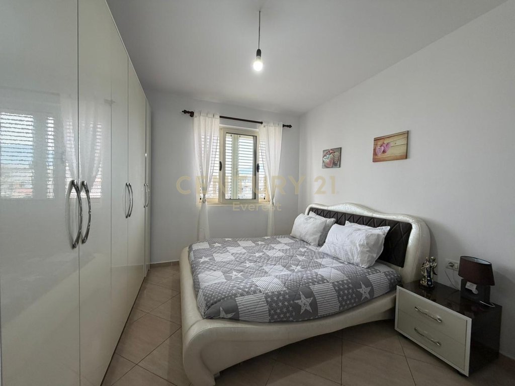 PËRBALLË KRISTAL CENTER, APARTAMENT 2+1 ME QIRA