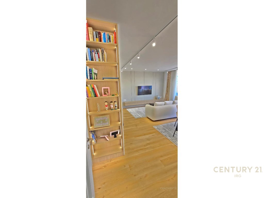 Jepet me Qira Apartament 2+1+2 + Post Parkimi
📍 Pranë Radisson Collection Morina Hotel Tirana – Liqeni i Thatë