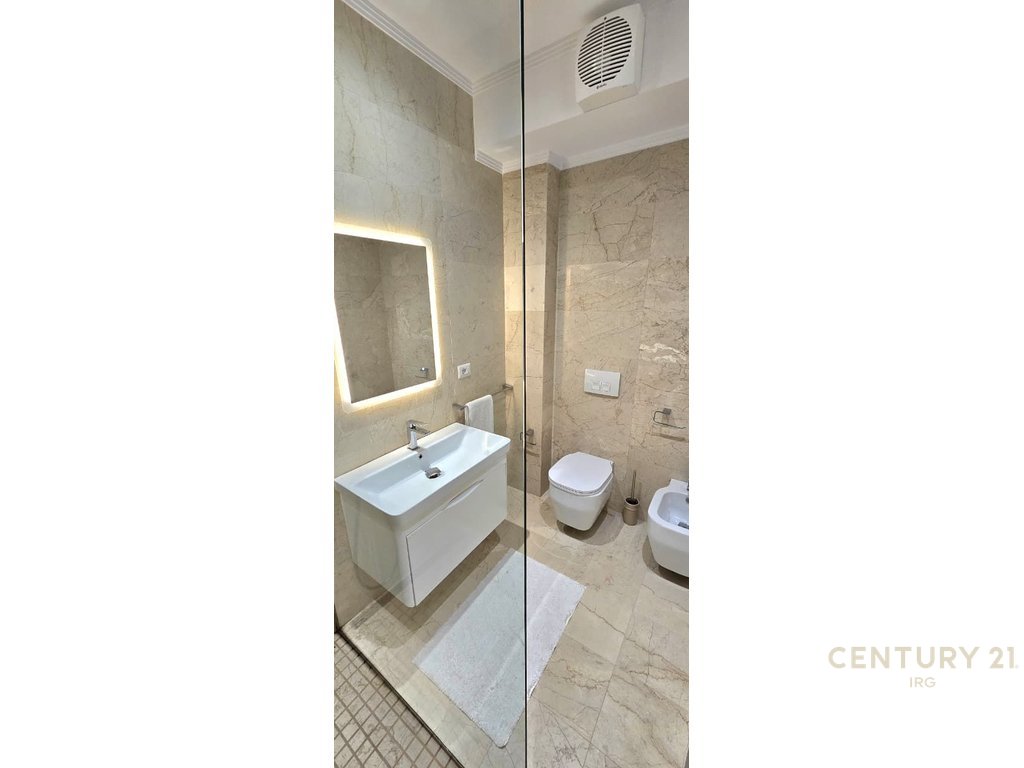 Jepet me Qira Apartament 2+1+2 + Post Parkimi
📍 Pranë Radisson Collection Morina Hotel Tirana – Liqeni i Thatë