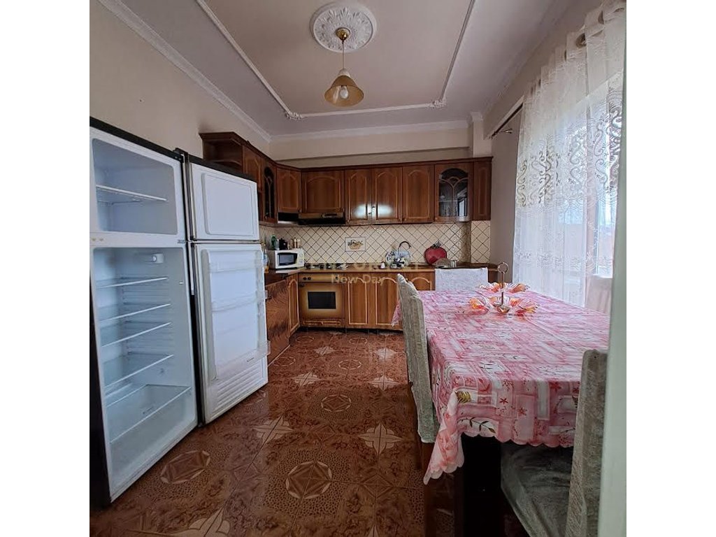 Jepet me qira apartament 3+1, kati 2 nje vile