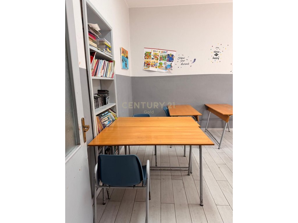 Jepet me qera Apartament 3+1 ne zonen me te kerkuar te tiranes. Ish Blloku , prane sheshit Willson