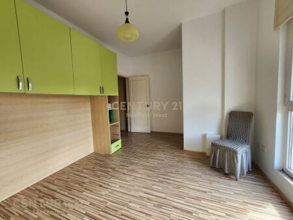 JEPET ME QIRA APARTAMENT 2+1  PRANE MYSLYM SHYRIT !
