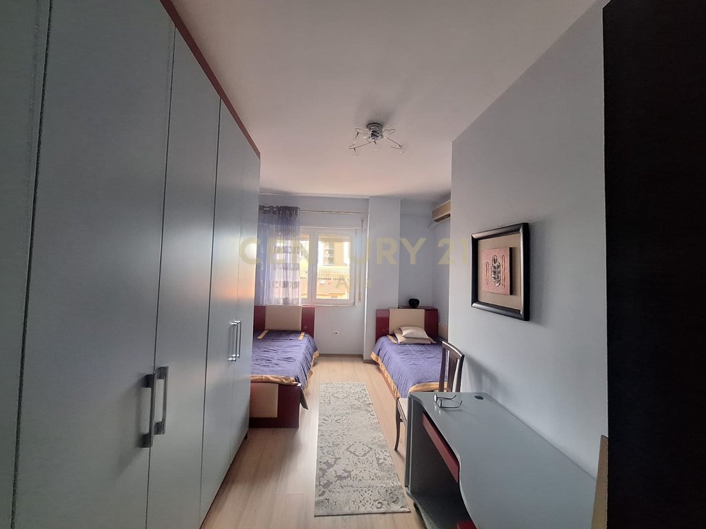 Qira apartament 2+1 me parkim  tek Rruga e Barrikadave (përballë shkollës “Sami Frashëri”)