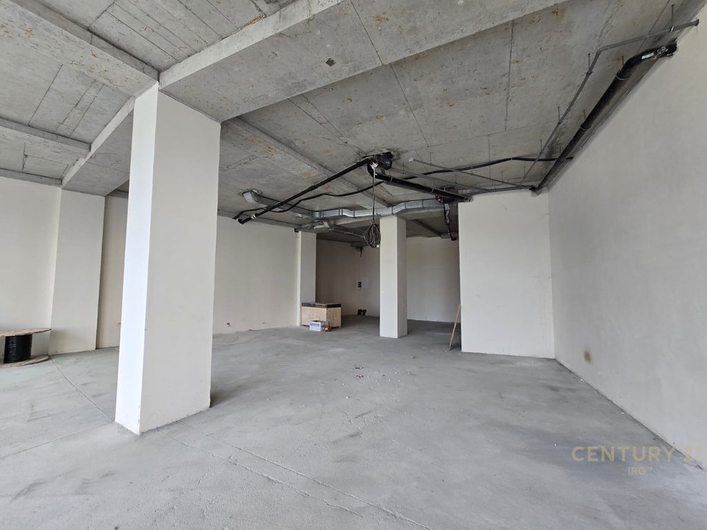 JEPET ME QIRA NJESI KOMERCIALE ME 2 POST PARKIMI, KATI PERDHE TEK LAKE VIEW !!