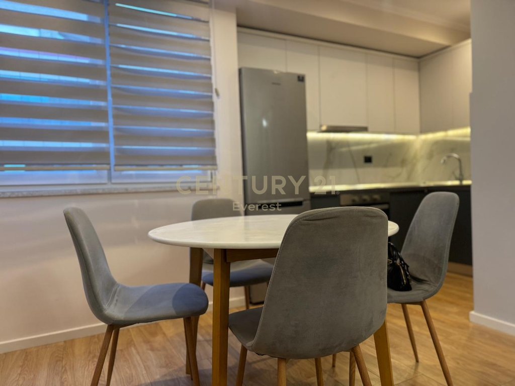 RRUGA E DURRESIT, APARTAMENT 2+1 ME QIRA!
